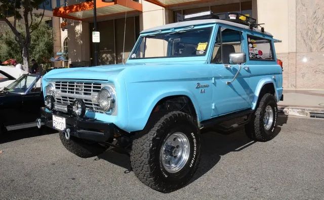 Glendale Cruise Night pic - light blue classic car